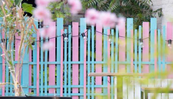 Pagar dengan sentuhan warna-warni cerah